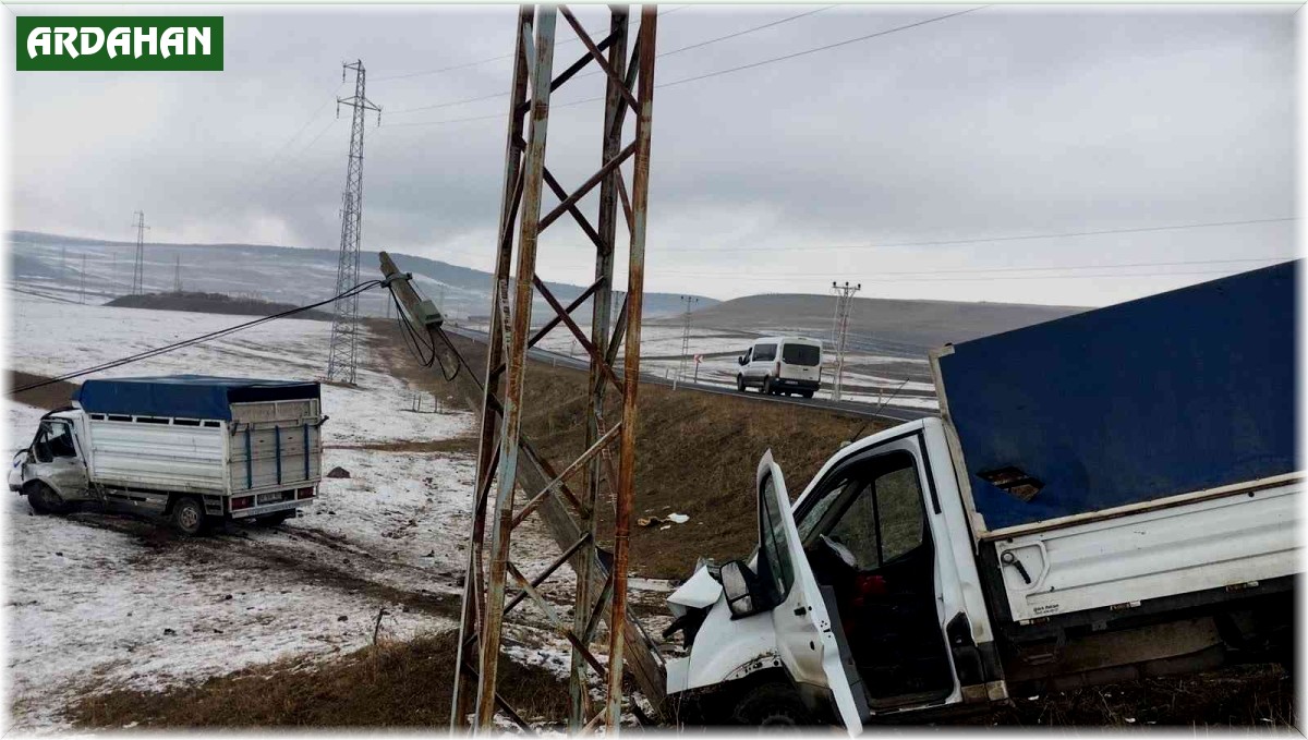 Ardahan'da 2 kamyonet çarpıştı: 4 yaralı