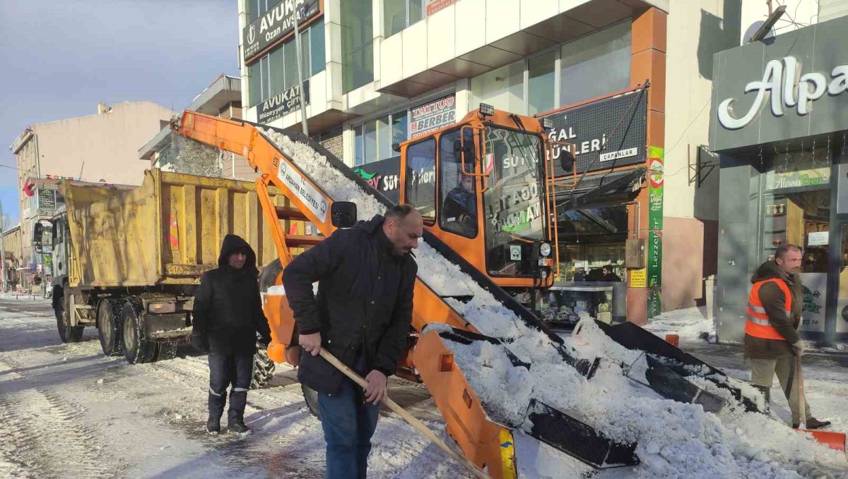 Ardahan'da 3 gün süren yağışın ardından cadde ve sokaklardaki karlar temizleniyor