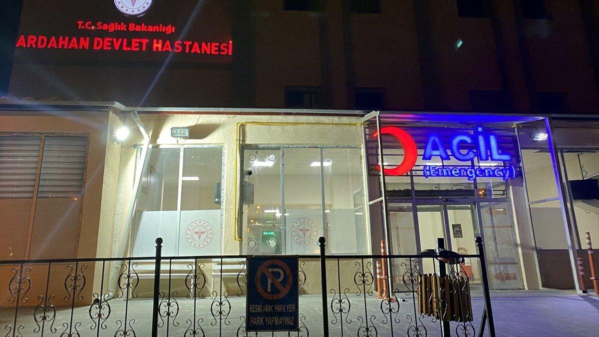 Ardahan'da 8 üniversite öğrencisi mide bulantısı ve kusma şikayetiyle hastaneye başvurdu