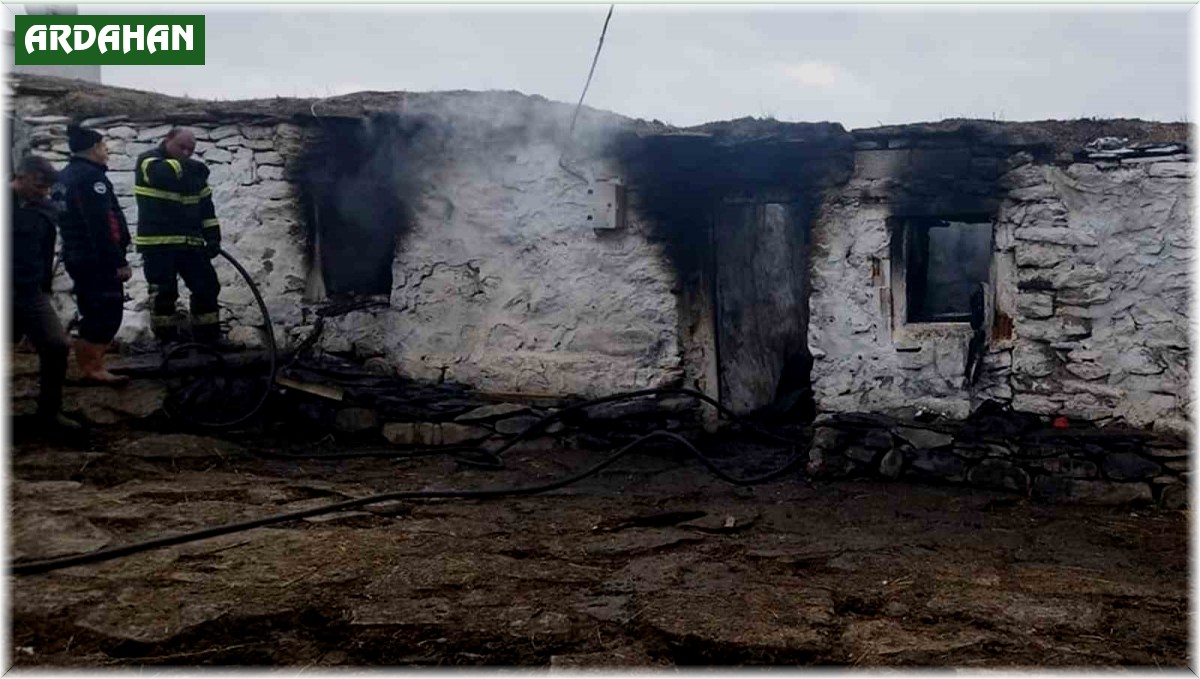 Ardahan'da ahırda çıkan yangın korkuttu