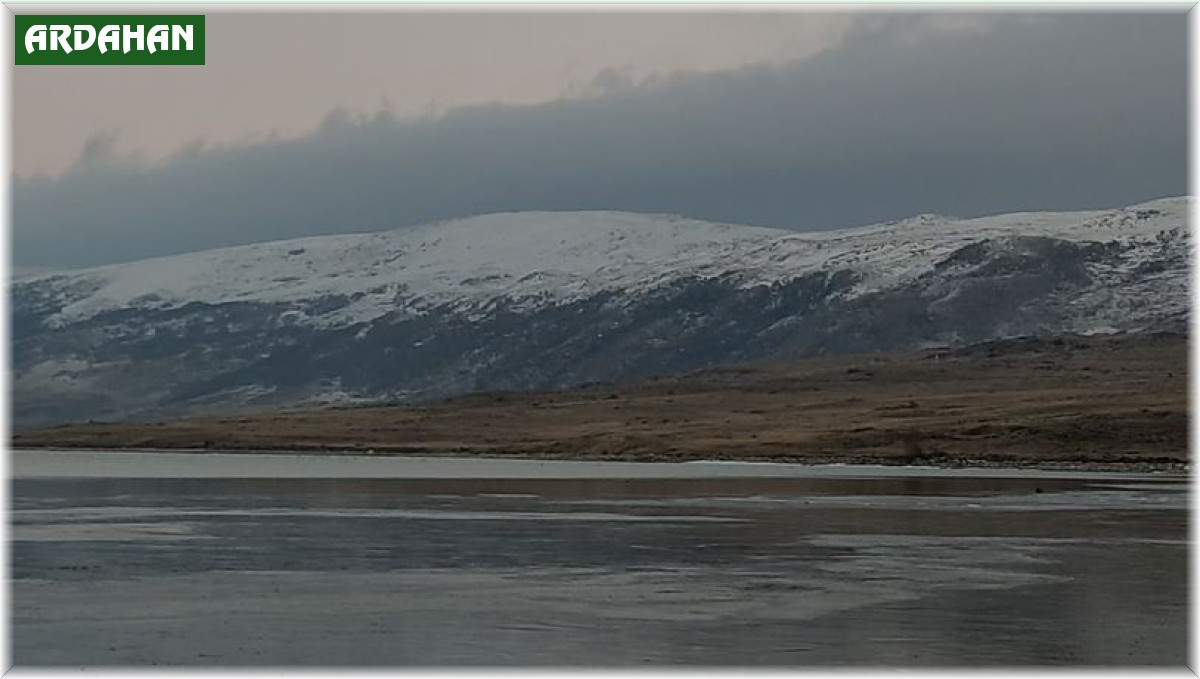 Ardahan'da Aktaş Gölü kısmen dondu