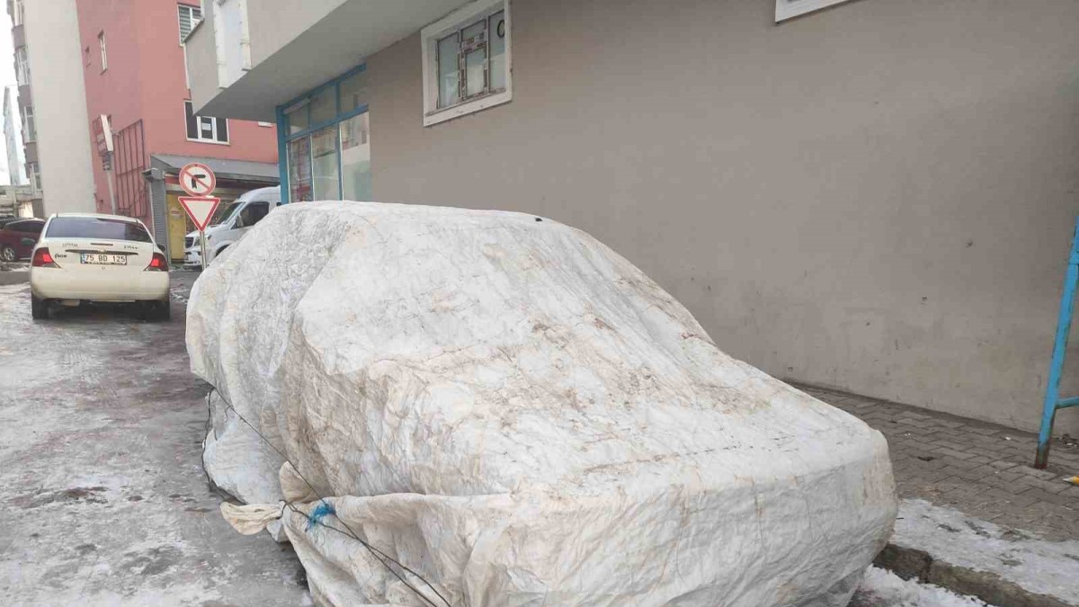 Ardahan'da araçlar soğuktan halı ve battaniyelerle korunuyor