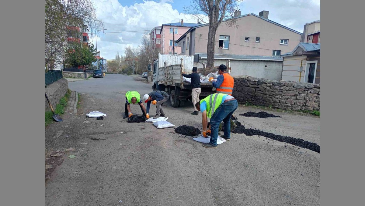 Ardahan'da asfalt yama çalışması