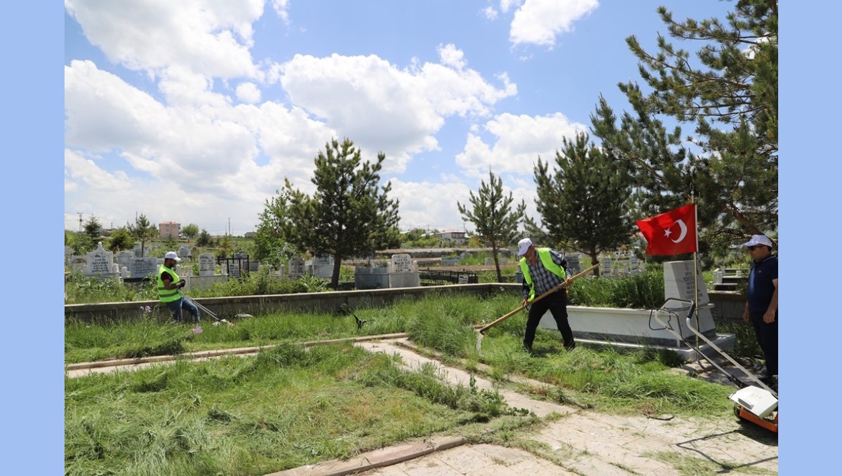Ardahan'da bayram öncesi cami ve mezarlıklar temizleniyor