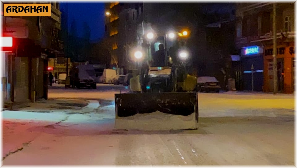Ardahan'da Belediye ekiplerinin karla mücadelesi