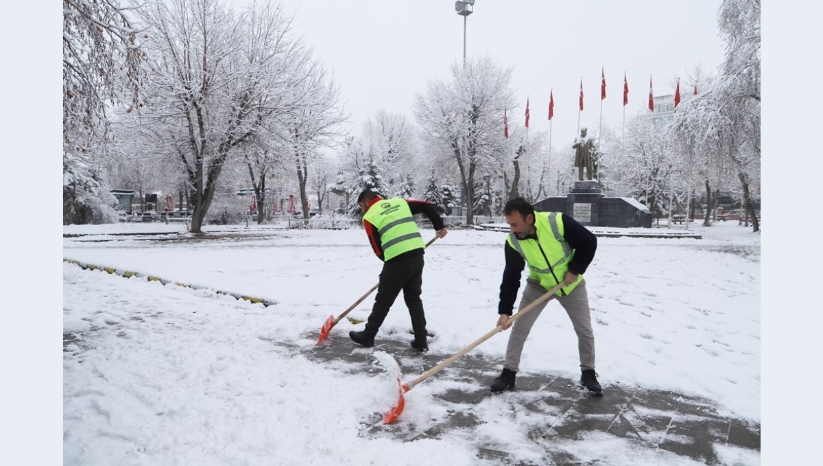 Ardahan'da belediyeden karla mücadele