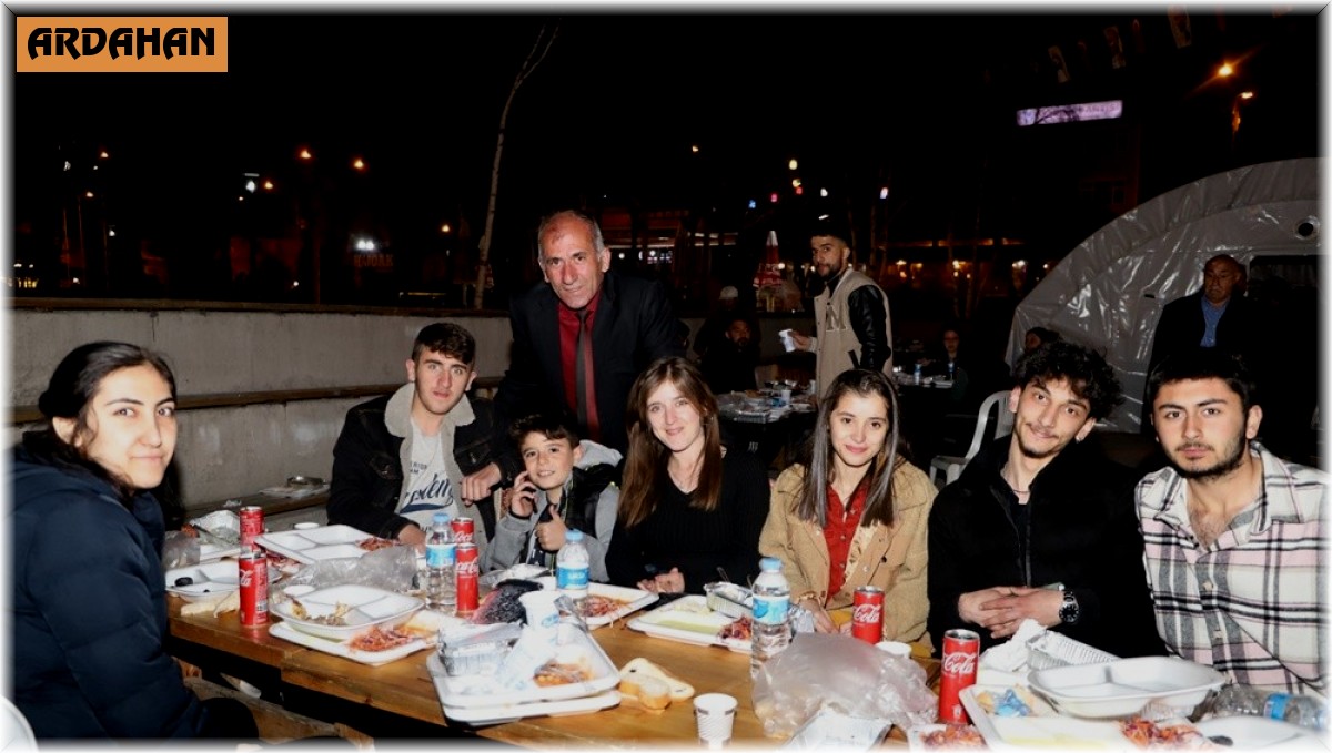Ardahan'da belediyenin iftar yemeğine yoğun ilgi