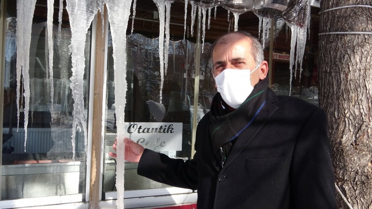 Ardahan'da buz sarkıtları 2 metreye ulaştı