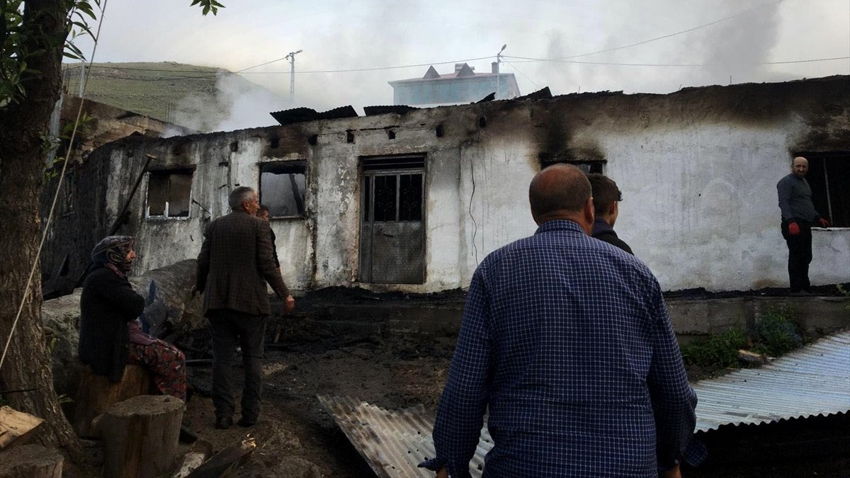 Ardahan'da çıkan yangında ev ile ahır hasar gördü
