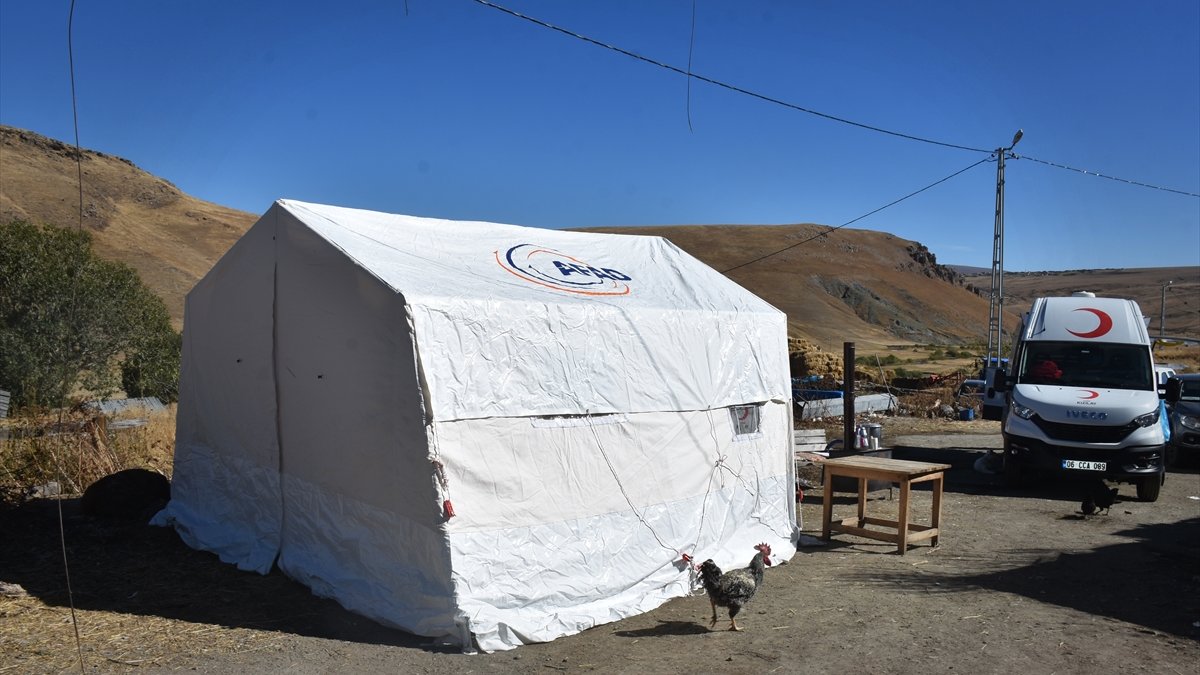 Ardahan'da depremden etkilenen vatandaşlar geceyi çadırlarda geçirdi