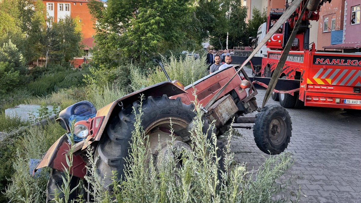 Ardahan'da devrilen traktörün sürücüsü öldü
