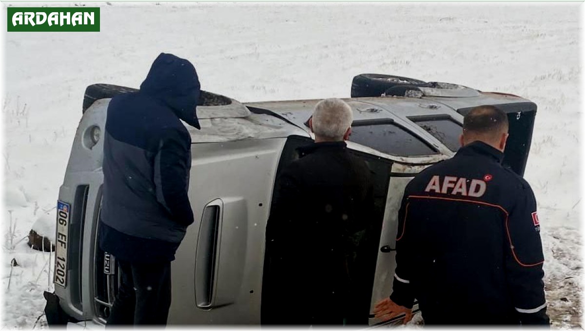 Ardahan'da direksiyon hakimiyetini kaybeden kamyonet devrildi