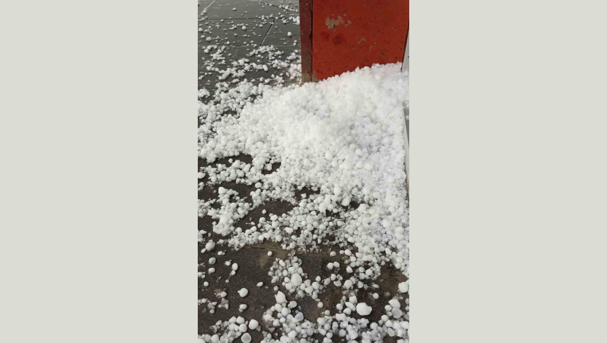 Ardahan'da dolu, araçlara ve tarım arazilerine zarar verdi