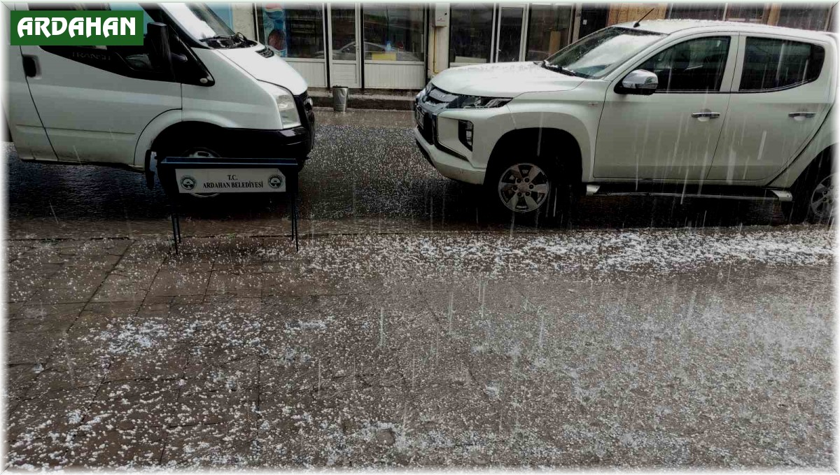 Ardahan'da dolu yağışı sonrası her yer beyaza büründü