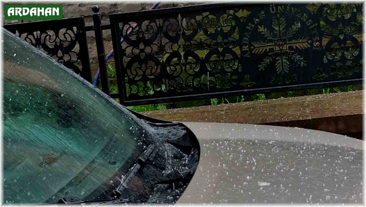 Ardahan'da dolu yağışı sonrası kent beyaza büründü