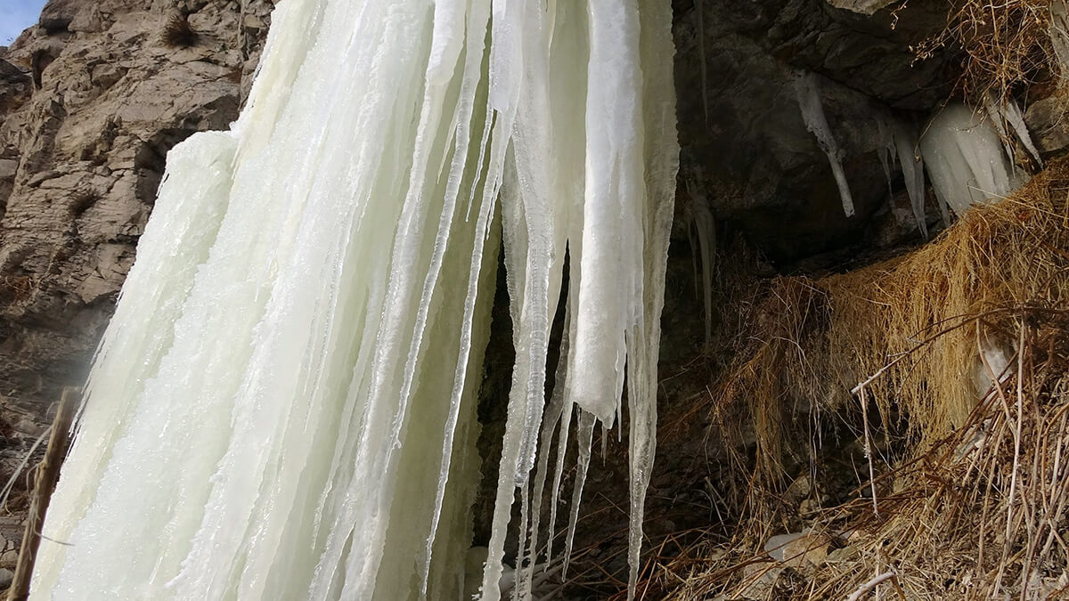 Ardahan'da donan şelalede metrelerce uzunlukta buz sarkıtları oluştu
