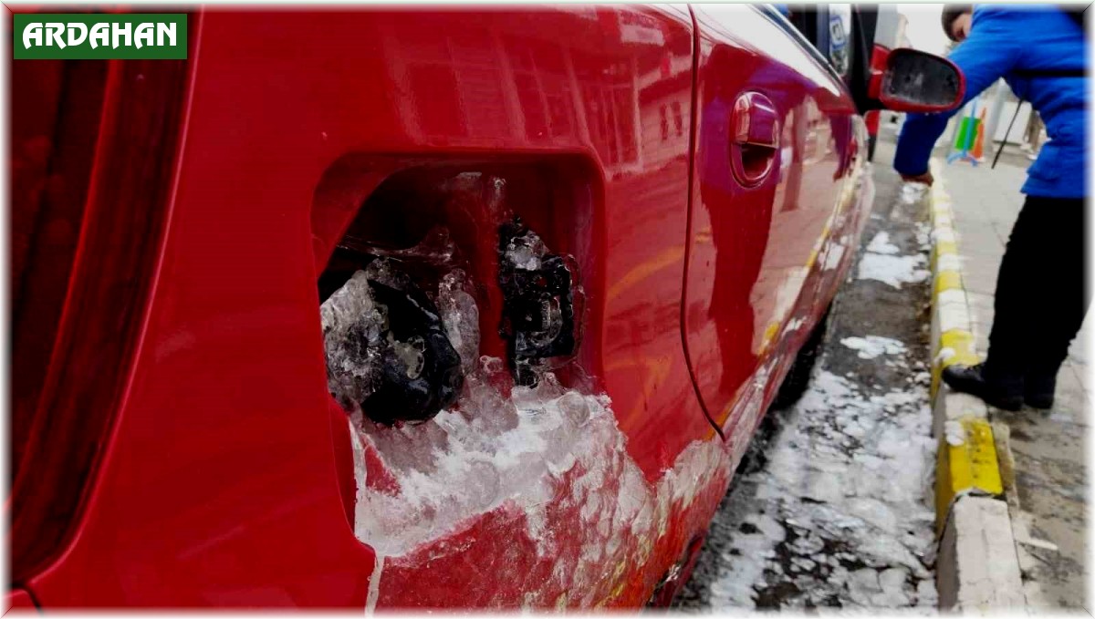 Ardahan'da dondurucu soğuklarda aracın depo kapağı dondu