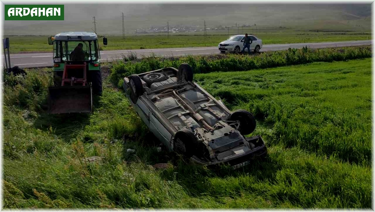 Ardahan'da düğün konvoyuna katılan otomobil şarampole devrildi: 5 yaralı