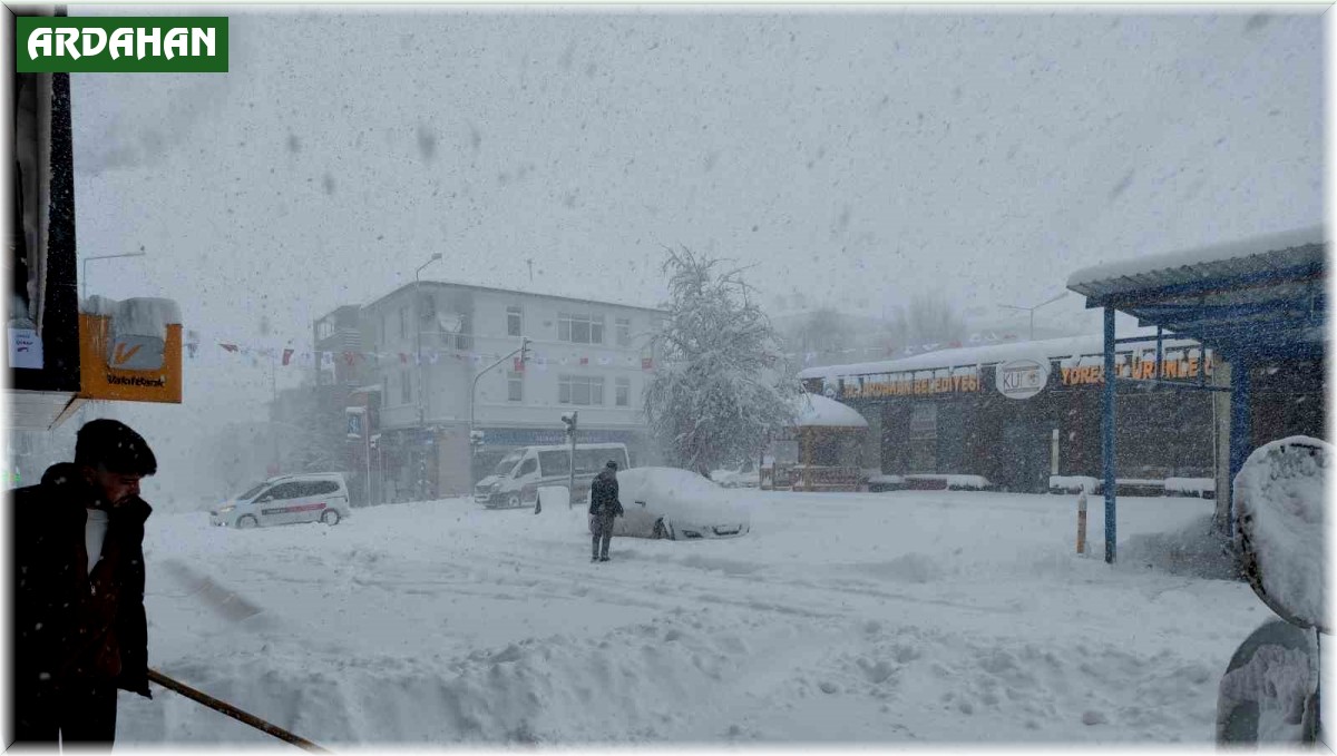 Ardahan'da eğitime kar ve tipi engeli