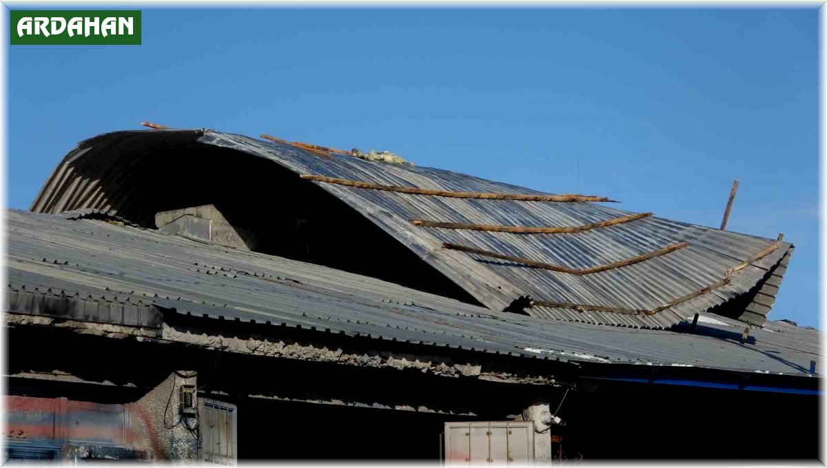 Ardahan'da fırtına çatıları uçurdu