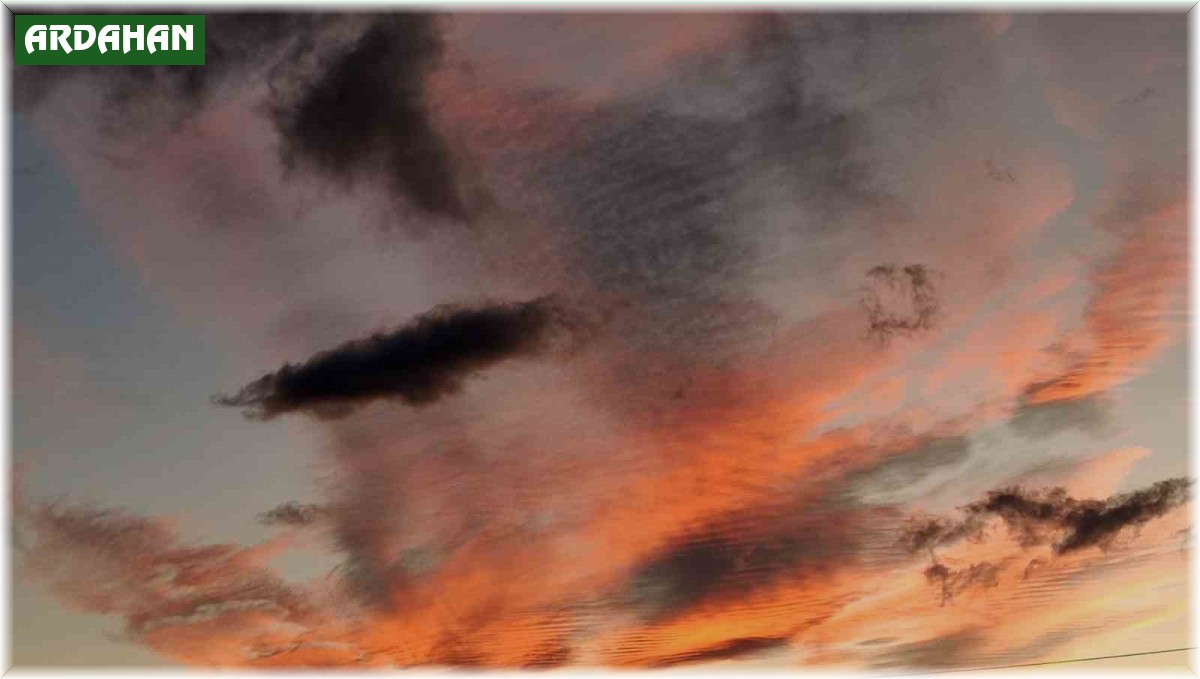 Ardahan'da gökyüzü kızıla boyandı
