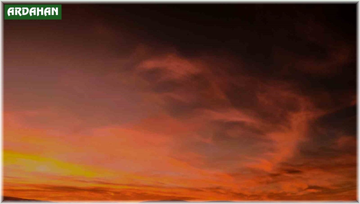 Ardahan'da gün doğumu gökyüzünü kızıla boyadı