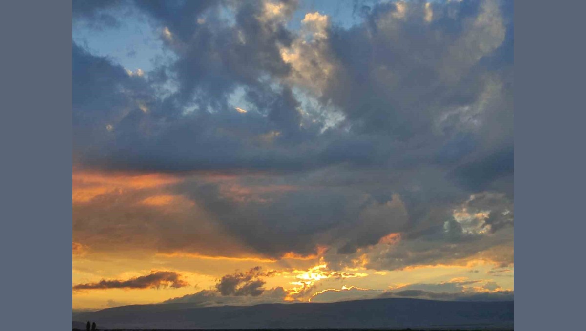 Ardahan'da gün doğumu gökyüzünü kızıla boyadı