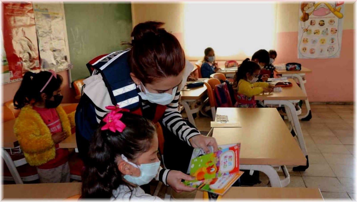 Ardahan'da "Güvenli Okul, Güvenli Gelecek Projesi" kapsamında jandarma ekipleri denetim yaptı