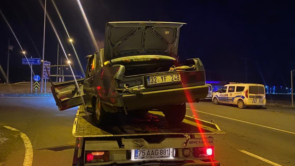 Ardahan'da iki otomobilin çarpıştığı kazada 3 kişi yaralandı