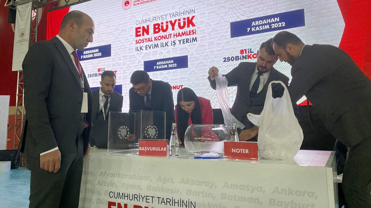 Ardahan'da "İlk Evim, İlk İş Yerim Projesi"nde 250 konutun kuraları çekildi