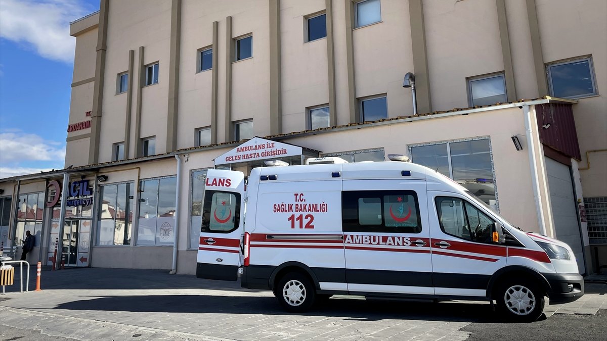 Ardahan'da ishal ve kusma şikayetiyle 25 öğrenci hastaneye kaldırıldı