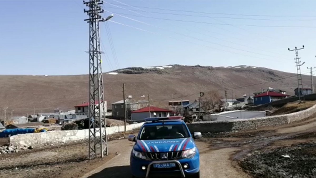 Ardahan'da jandarma anonslarla 'evde kalın' çağrısı yapıyor