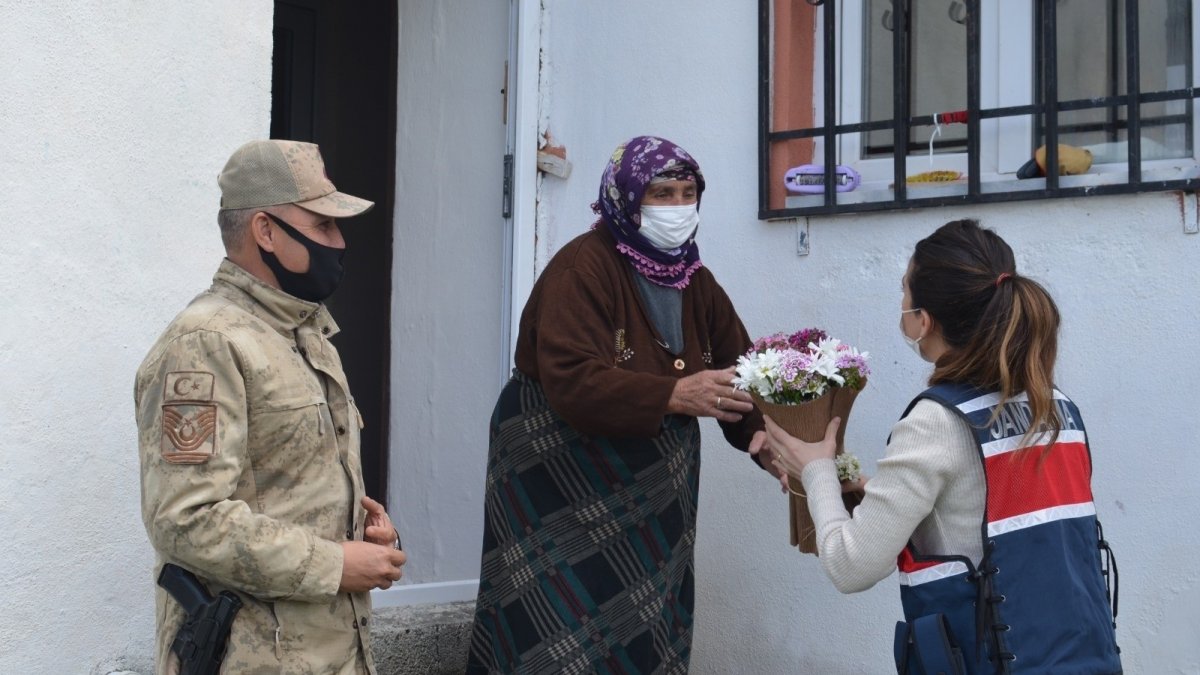 Ardahan'da Jandarma Şehit Annelerini unutmadı