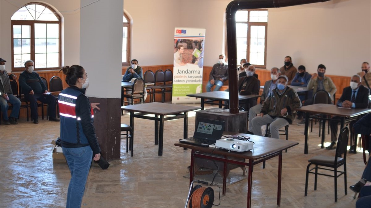 Ardahan'da jandarmadan aile içi şiddete karşı bilgilendirme toplantısı