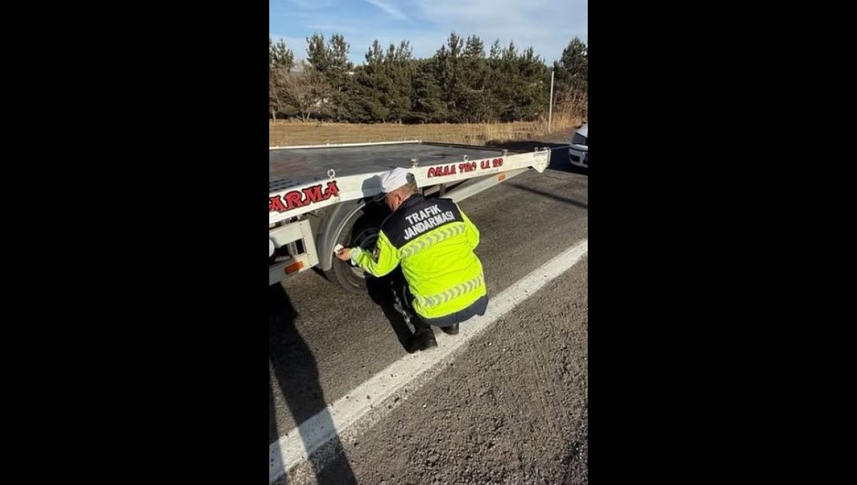 Ardahan'da jandarmadan 'zorunlu kış lastiği' denetimi