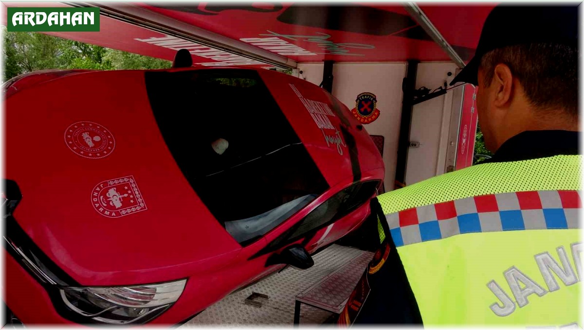 Ardahan'da jandarmanın mobil eğitim tırında vatandaşlara trafik eğitimi veriliyor