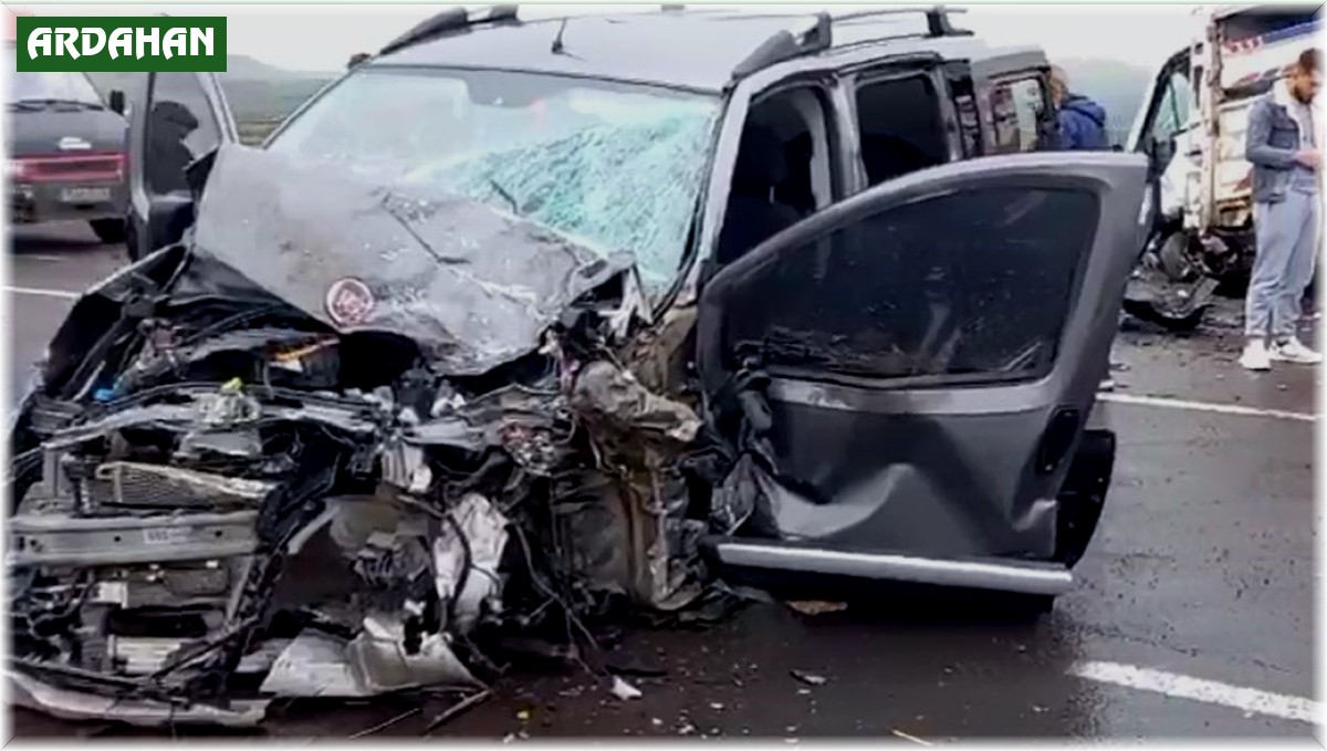 Ardahan'da kafa kafaya çarpışan iki araç hurdaya döndü: 2 yaralı