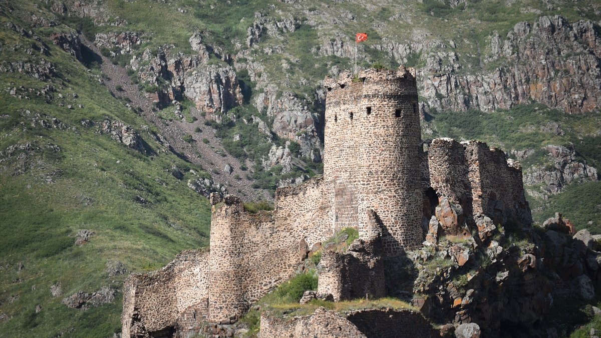 Ardahan'da kanyonun zirvesindeki "Şeytan Kalesi" tatilde ziyaretçilerini ağırlıyor