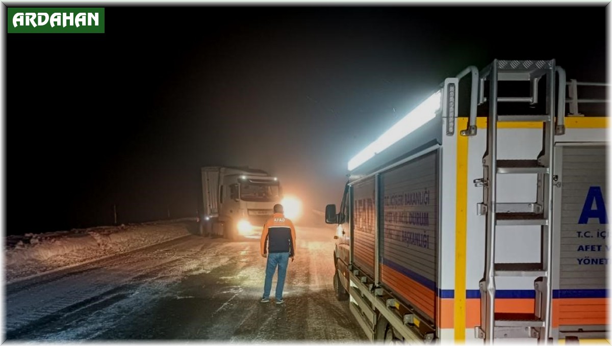 Ardahan'da kar ve tipi nedeniyle tırlar Sahara Geçidi'nde mahsur kaldı