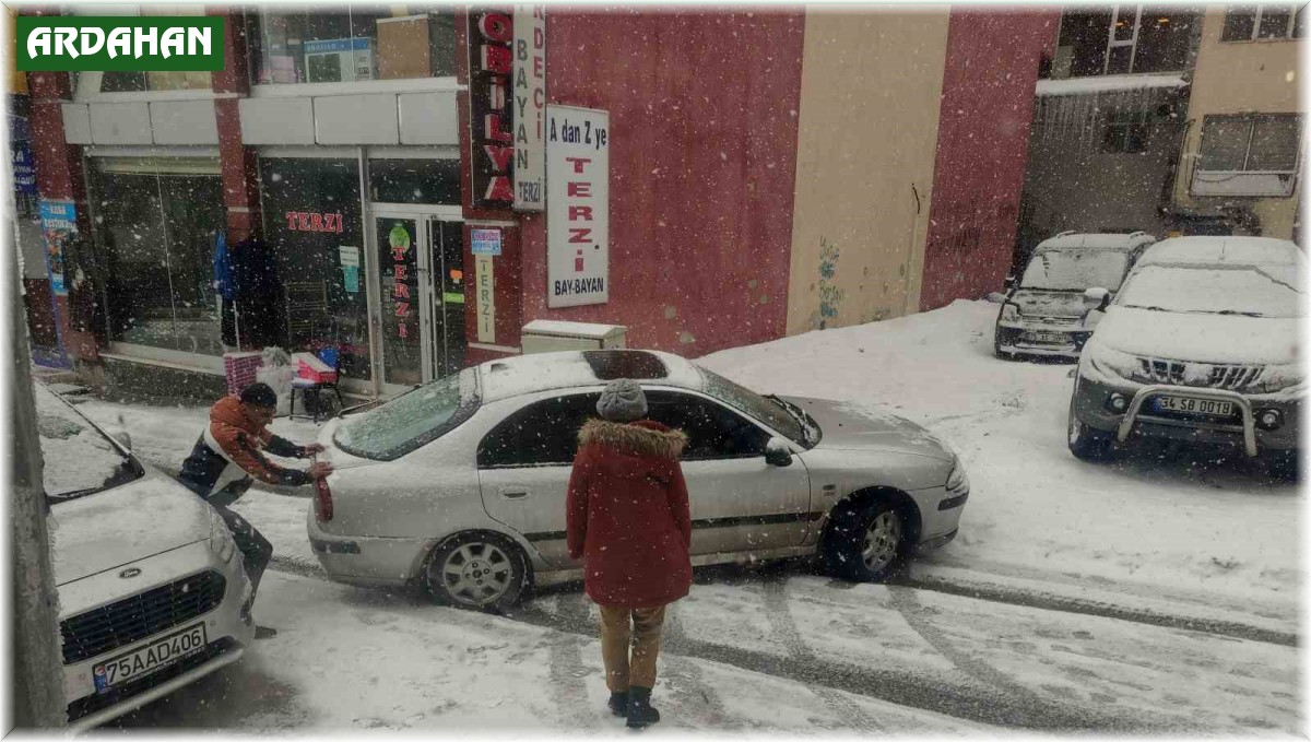 Ardahan'da kar yağışı hayatı olumsuz etkiliyor