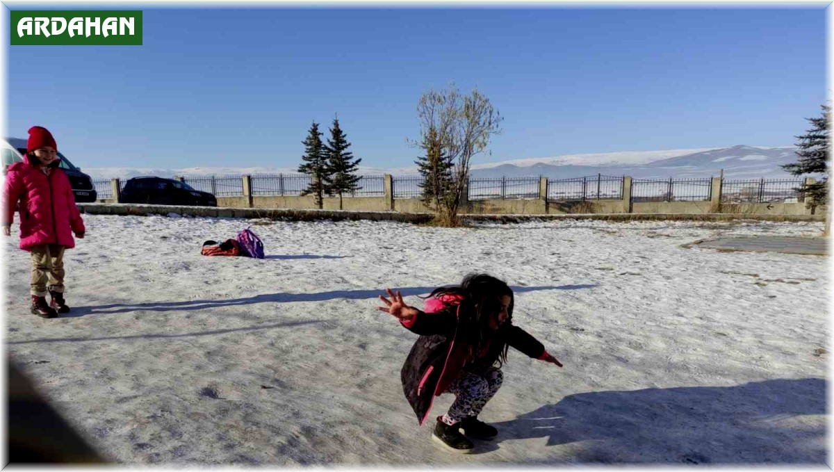 Ardahan'da kar yağışı nedeniyle eğitime 1 gün ara verildi