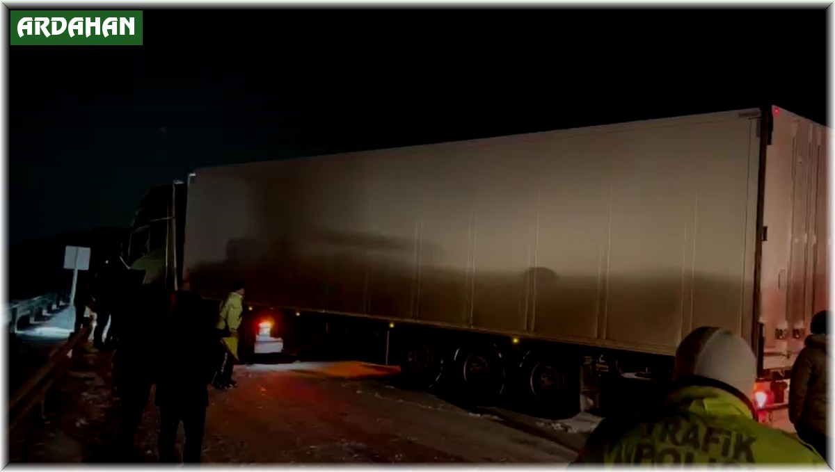 Ardahan'da kar yağışı nedeniyle kayan tır yolu kapattı