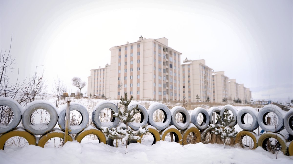 Ardahan'da kar yağışı ulaşımı aksatıyor