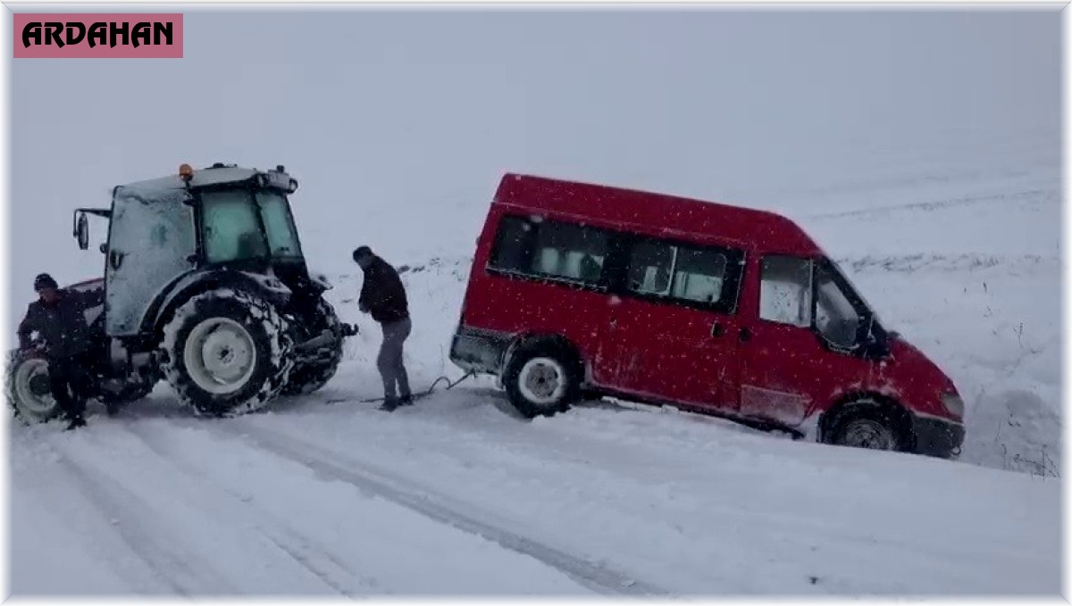 Ardahan'da karda kayan minibüs traktör yardımı ile kurtarıldı