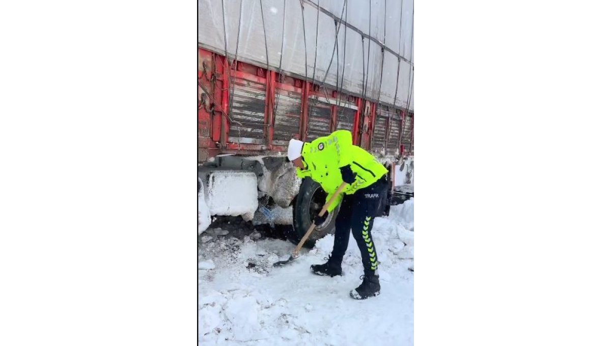Ardahan'da karda mahsur kalanlara polis desteği