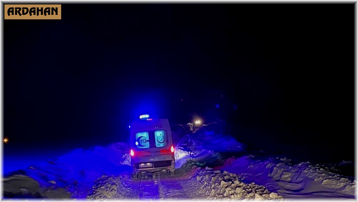 Ardahan'da kardan mahsur kalan 3 hasta 4 saatlik çalışmayla hastaneye ulaştırıldı