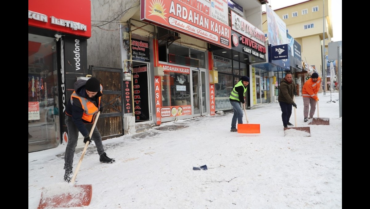 Ardahan'da karla mücadele ekipleri aralıksız çalışıyor