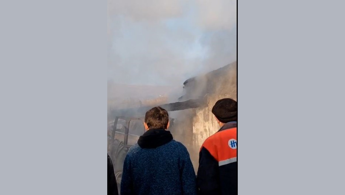 Ardahan'da korkutan yangın: 2 traktör ve ekipmanlar kül oldu