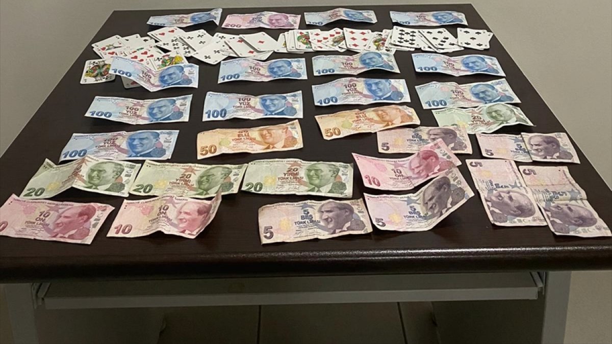 Ardahan'da Kovid-19 tedbirlerine uymayan ve kumar oynayan 9 kişiye para cezası kesildi