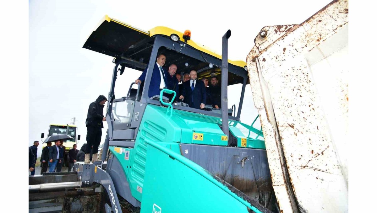 Ardahan'da köy yolları asfalt yerine beton kullanılarak yenileniyor